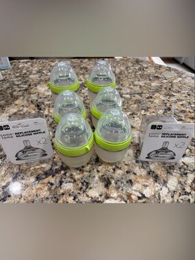 comotomo Green Baby Bottle Set with Replacement Silicone Nipples
